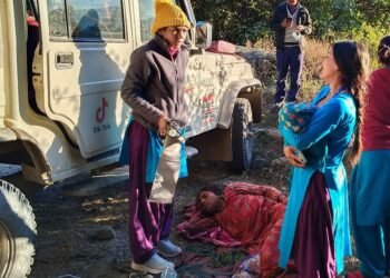 अस्पतालमा छैनन् डाक्टर, बाटैमा जन्मियो बच्चा