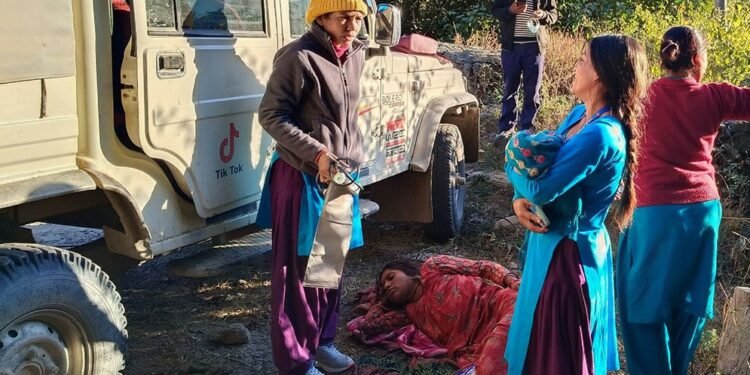अस्पतालमा छैनन् डाक्टर, बाटैमा जन्मियो बच्चा