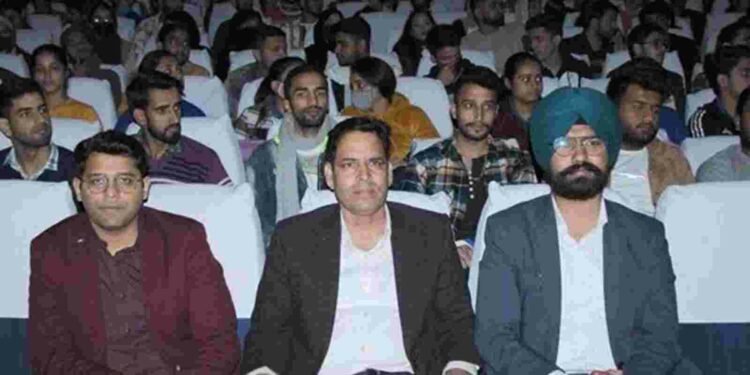 जम्मू र कश्मीरका २ हजार विद्यार्थीले परामर्श सेमिनारमा भाग लिए