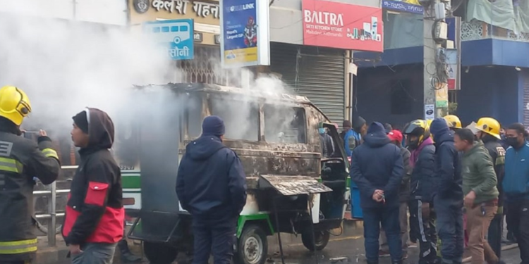 काठमाडौंमा गुडिरहेको टेम्पोमा आगो लाग्यो