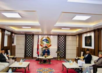 प्रधानमन्त्रीको हातबाट फुत्कँदै सत्ताको साँचो