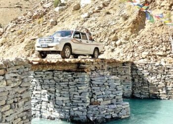 नदी तर्न हुम्लावासीलाई काठको लाप्कोको भर