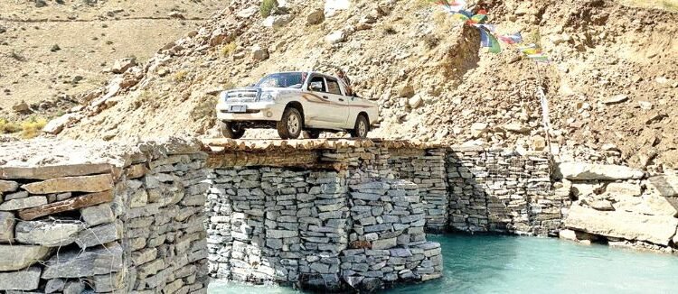 नदी तर्न हुम्लावासीलाई काठको लाप्कोको भर