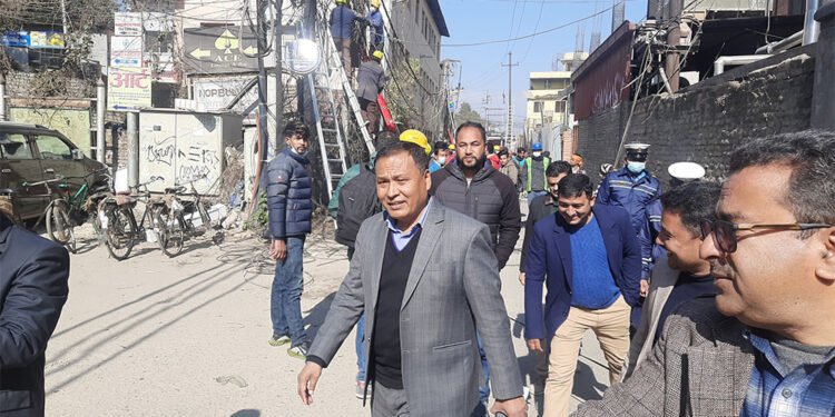 गुजुल्टिएका तार हटाएर ठमेललाई सफा गर्न सुरु