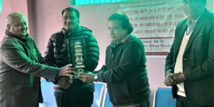 महालक्ष्मीविकास बैंकद्वाराहिरागिरी जेहेन्दार छात्रवृत्तीवितरण