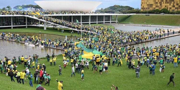 ब्राजिलमा पूर्वराष्ट्रपति जैर बोल्सोनारोका समर्थकले राष्ट्रपतिको भवन र अदालतमा हमला गरे