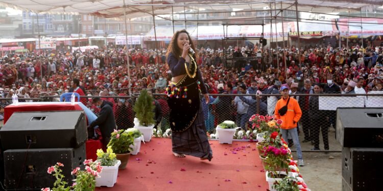 चिसो मौसमसँगै महोत्सव अवलोकन गर्नेको भीड