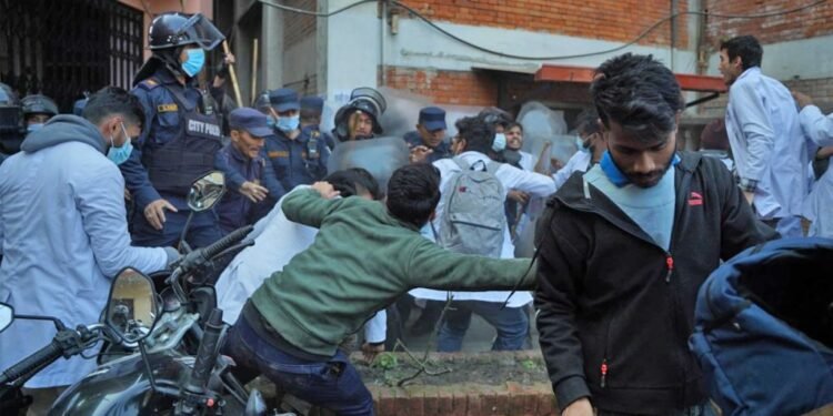 आईओएमका विद्यार्थी र प्रहरीबीच झडप