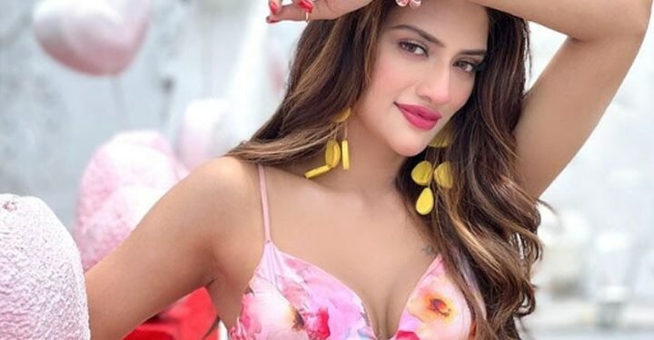 यस्तो छ नुसरतको बिकिनी अवतार (फोटो फिचर)