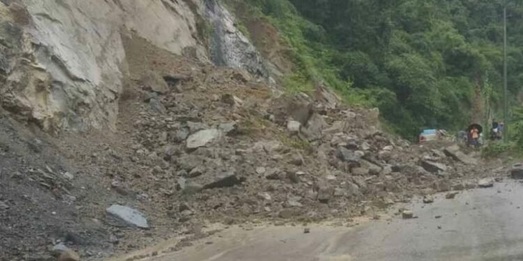 सिद्धार्थ राजमार्ग जीर्ण : वर्षौँदेखि स्तरोन्नतिको पर्खाइमा