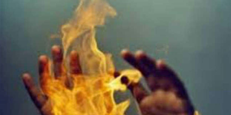 एक पुरुषद्वारा आत्मदाहको प्रयास