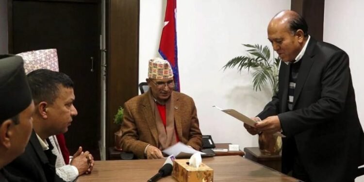 बैंकको ब्याजदर एकल अङ्कमा कायम गर्न माग गर्दै अर्थमन्त्रीलाई ज्ञापनपत्र