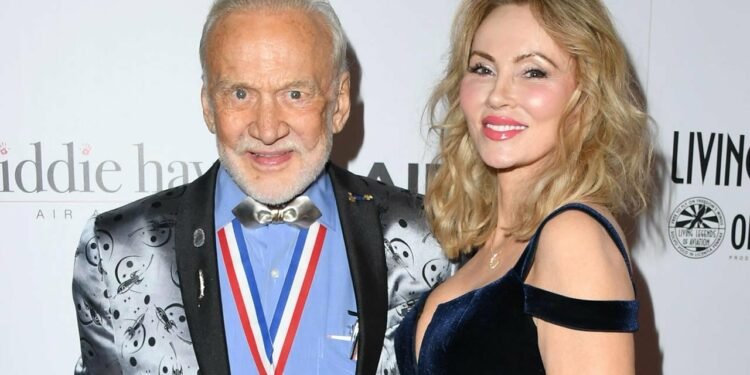 चन्द्रमामा पाइला टेक्ने दोस्रो व्यक्तिले ९३ वर्षको उमेरमा गरे विवाह