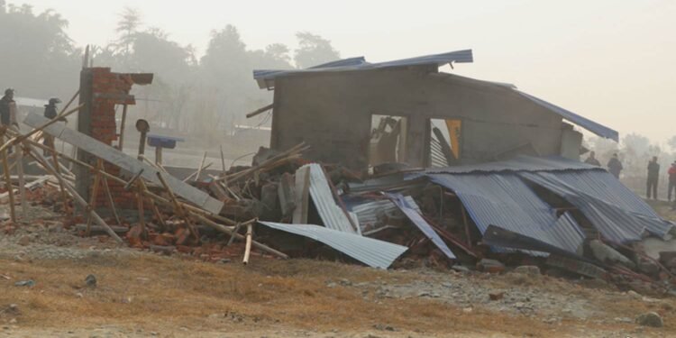 खोलाको जग्गा अतिक्रमण गरेर निर्माण गरिएको घर धरान उपमहानगरले भत्कायो