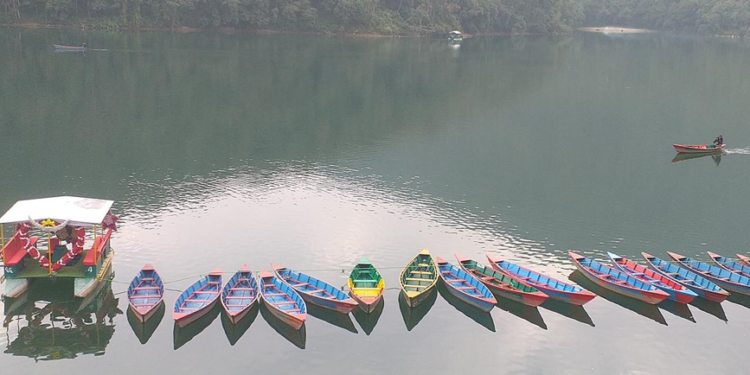 पर्यटकको पर्खाइमा बोट र डुङगा