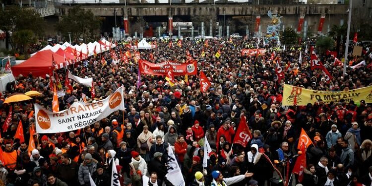 फ्रान्समा लाखौं मानिस प्रदर्शनमा उत्रिँदा सार्वजनकि सेवा ठप्प