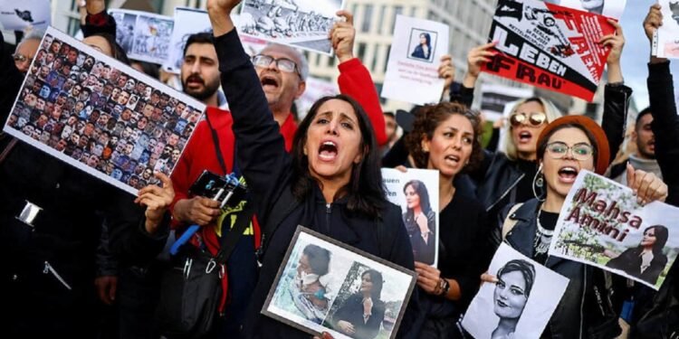 इरान प्रदर्शनः तीन महिला पत्रकार पक्राउ