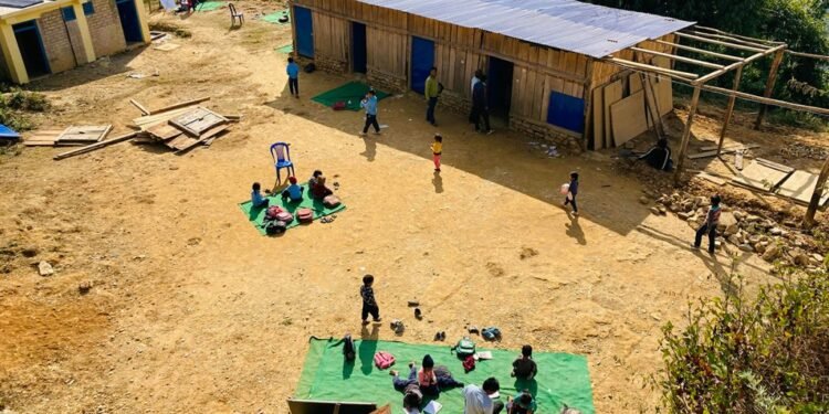 कक्षाकोठा अभावमा खुला आकाशमुनि पठनपाठन