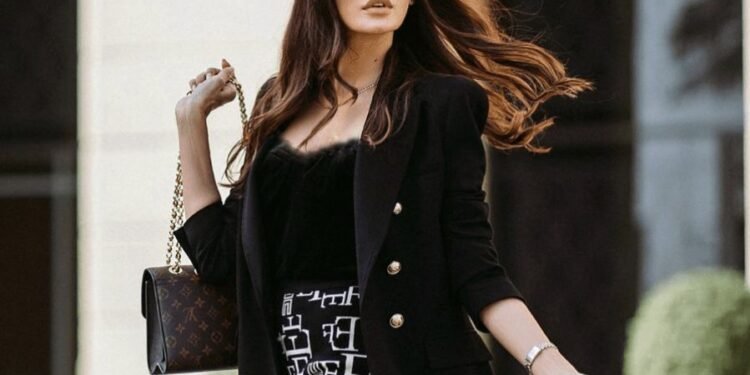 यी हुन् आर्यन खानकी प्रेमिका भनेर चर्चामा आएकी पाकिस्तानी नायिका (फोटो फिचर)