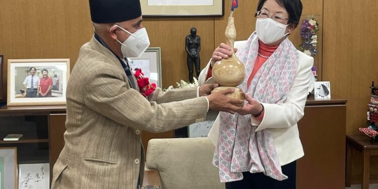 जापानी मेयरलाई चिन्डो उपहार