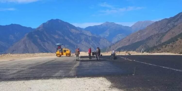 सुनथराली विमानस्थलमा कालोपत्र गरिँदै