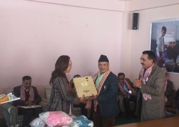 सामुदायिक विद्यालयलाई पाठ्यपुस्तक सिकाई बाकस हस्तान्तरण