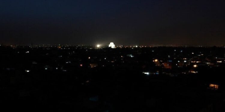 उर्जा आपूर्ति बन्द हुँदा पाकिस्तानमा अन्धकार