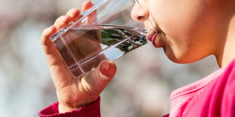 स्वस्थ शरीरका लागि पानी कसरी पिउने ?