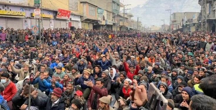 सरकारले आतंकवाद र जघन्य अपराध नियन्त्रण गर्न नसकेको भन्दै पाकिस्तानमा प्रदर्शन