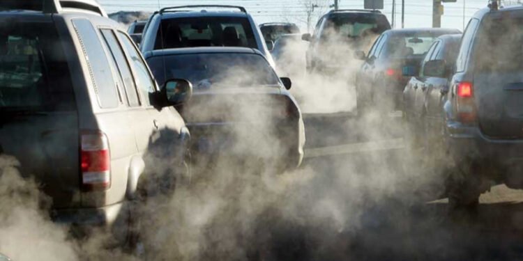 प्रदुषण जाँच नाममा सिमित, सडकमा खुल्लमखुल्ला गुड्छन् धुवाँ फाल्ने सवारी