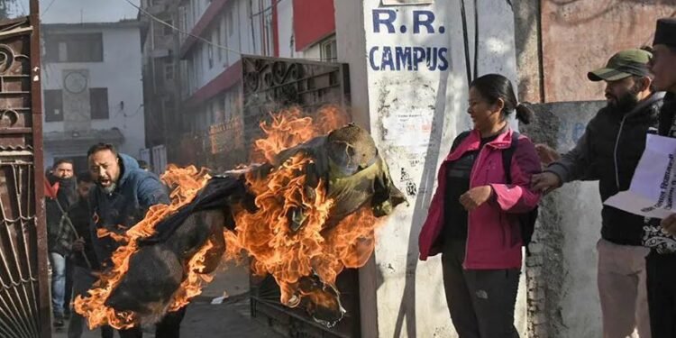 शिक्षामन्त्रीको राजीनामा माग्दै पुत्ला दहन