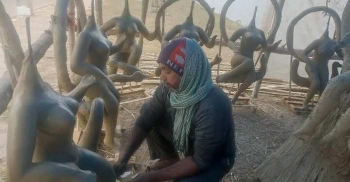 सरस्वतीको प्रतिमा बनाउन भ्याइनभ्याइ