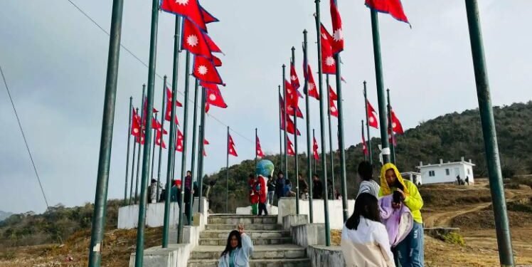 सिन्धुपाल्चोकको गुफाडाँडामा आन्तरिक पर्यटकको चहलपहल