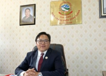 पर्यटनमन्त्री किरातीले लिए पूर्वसचिवसँग सुझाव