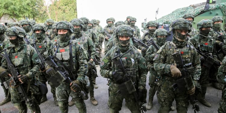 ताइवानी महिलालाई पनि सैन्य प्रशिक्षण