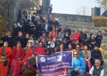 विद्यार्थीलाई शैक्षिक सामग्री वितरण