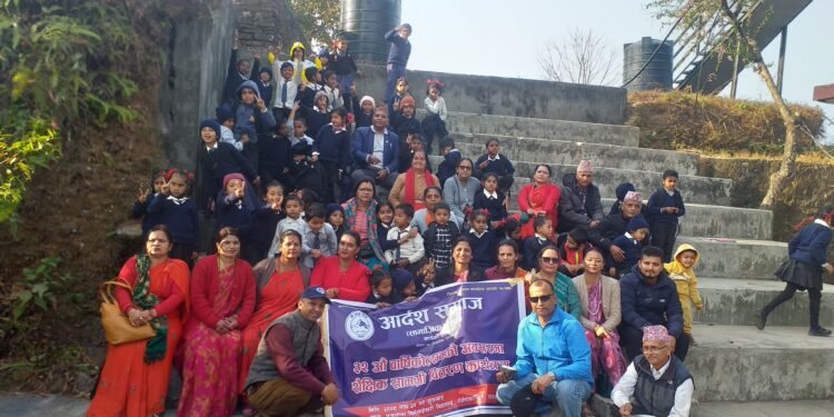 विद्यार्थीलाई शैक्षिक सामग्री वितरण