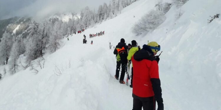 हिम पहिरोमा परी अस्ट्रियामा आठ जनाको मृत्यु