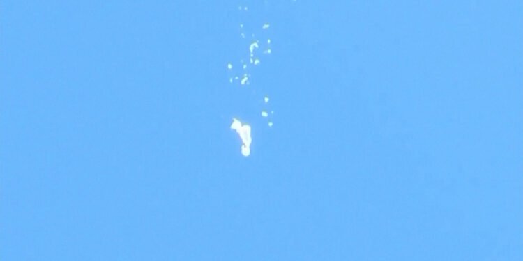 क्यानडाको आकाशमा उडिरहेको फेरि अर्को अज्ञात वस्तुलाई खसालियो