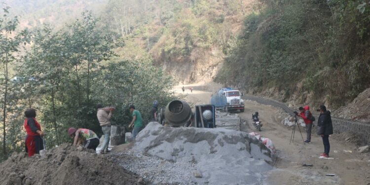 मध्यपहाडी लोकमार्ग कालोपत्रेः समय रहुञ्जेल सुस्त, सकिएपछि तीव्र
