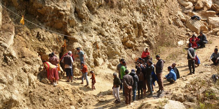 गुफा भित्रको कलात्मक आकृति हेर्न घुइँचो