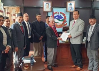 मन्त्री मोदीलाई दुई विधेयक हस्तान्तरण