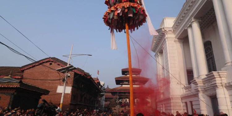 होली सुरु, वसन्तपुरमा ठड्याइयो चीर