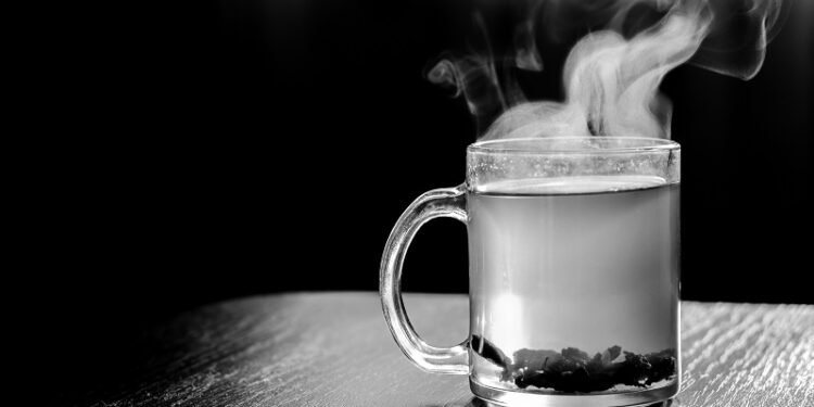 यस्ता छन् बिहानै तातो पानी पिउनुका फाइदा