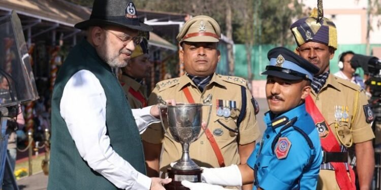 नेपाल प्रहरीका इन्सपेक्टर भारतीय गृहमन्त्रीबाट पुरस्कृत