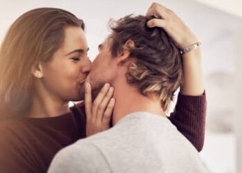 अफिस जानुअघि श्रीमतीलाई चुम्बन गर्ने पुरुषहरूले कमाउँछन् धेरै पैसा !