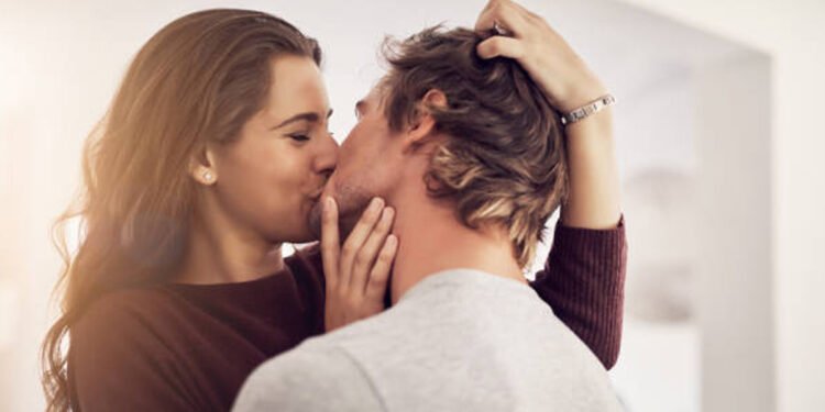 अफिस जानुअघि श्रीमतीलाई चुम्बन गर्ने पुरुषहरूले कमाउँछन् धेरै पैसा !