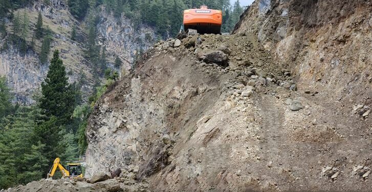 मध्यपहाडी लोकमार्गः १२ वर्षदेखि मन्ता भिर काट्दै