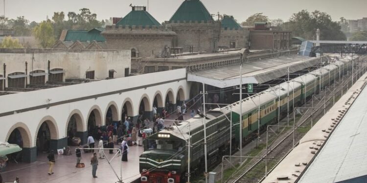 चीनको मेगा रेलवे परियोजनाको कारण पाकिस्तान थप संकटमा