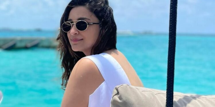 बलिउडकी अभिनेत्री परिणीति चोपडाकोक कामुक ‘लुक’ (फोटो फिचर)